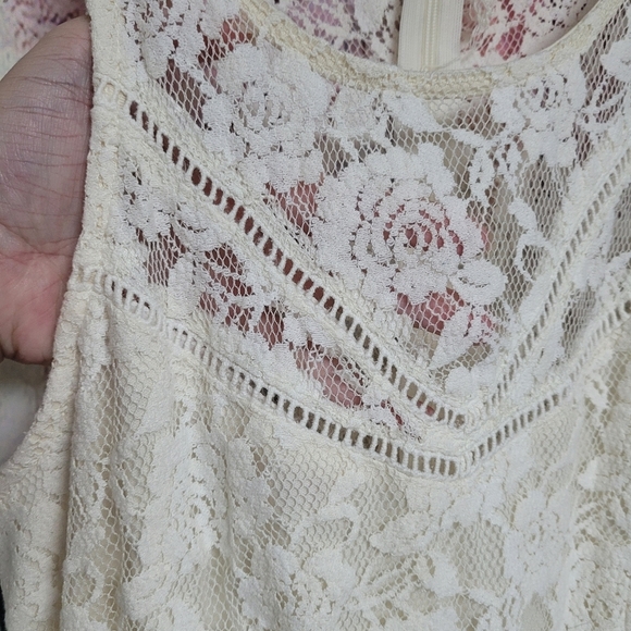 Rebellion medium lace dress - Picture 2 of 7